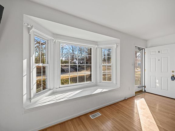 4th image of 525 Barksdale Dr