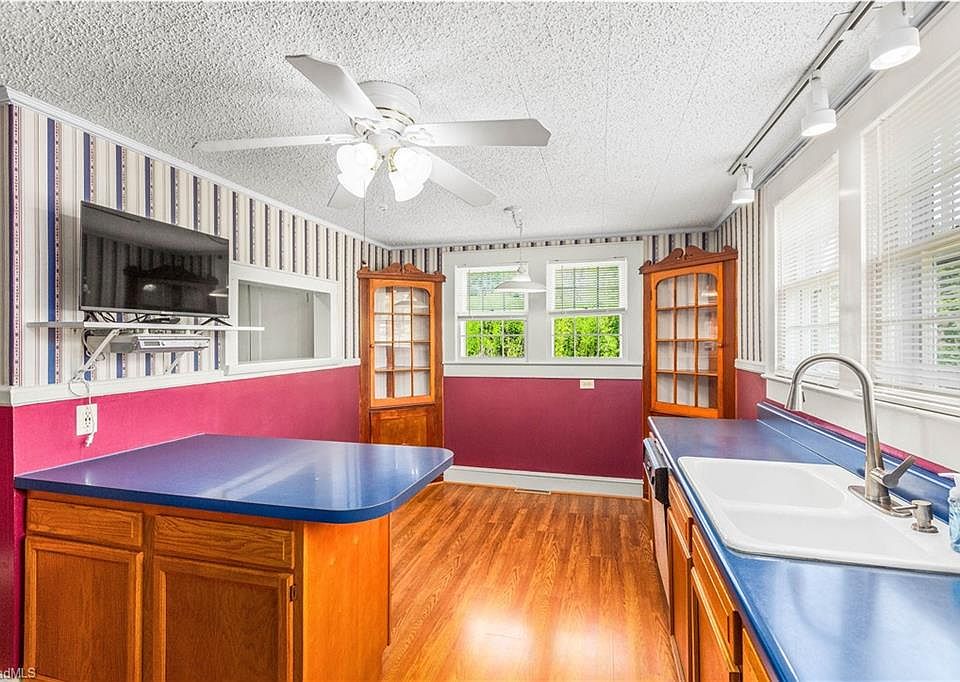 10th image of 3140 Iris St