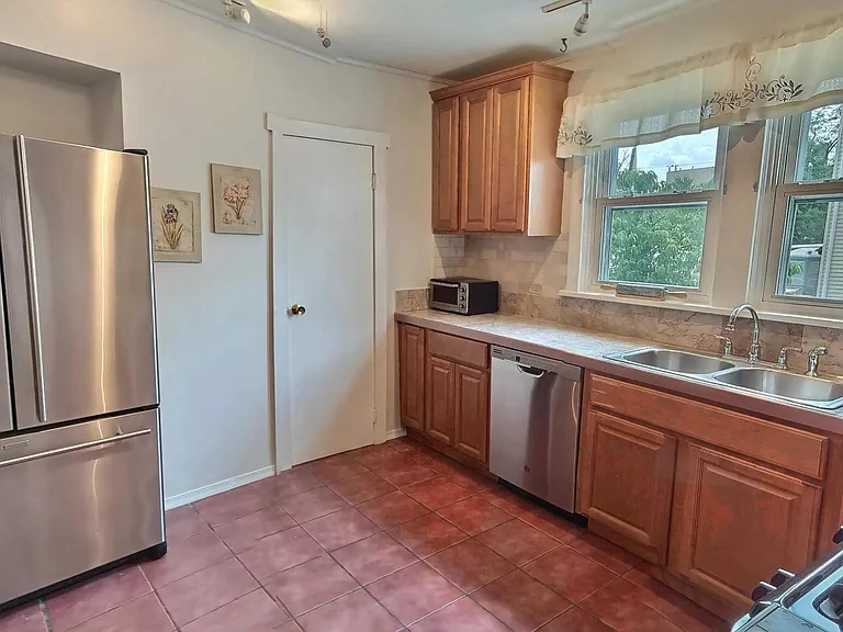 856 Maple Ave — Photo 4