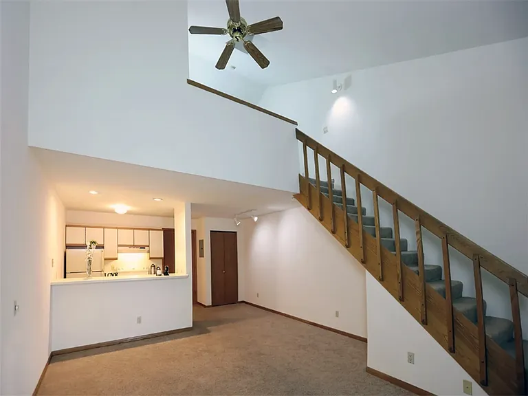 Summit Hill Apartments — Photo 9