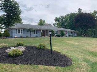 7 Crestview Dr, Dallas, PA 18612