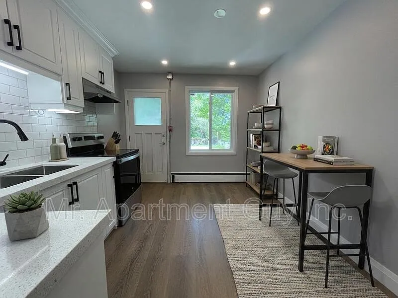 2 bed, 1.0 bath, 650 sqft, $1,695 — Photo 2