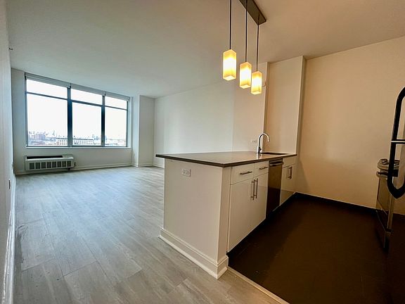 4th image of 81 Fleet Pl APT 11B