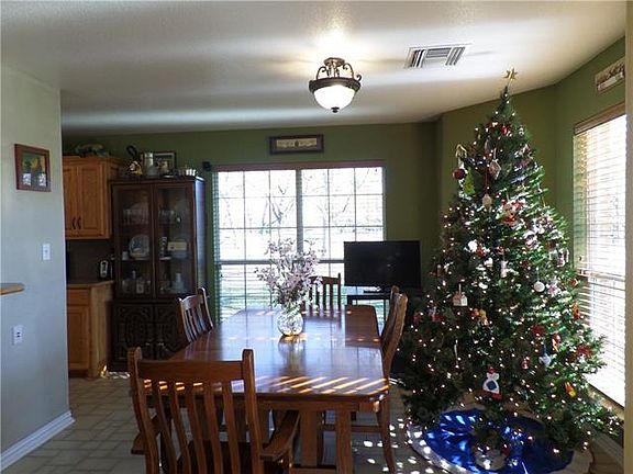 3rd image of 1117 Oxford Dr