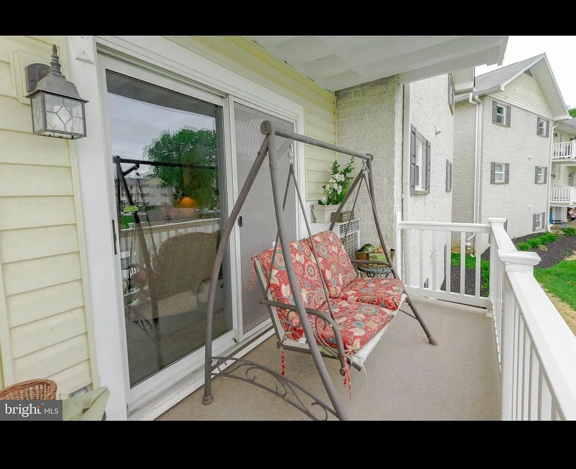 1 Warren Lodge Ct — Photo 1