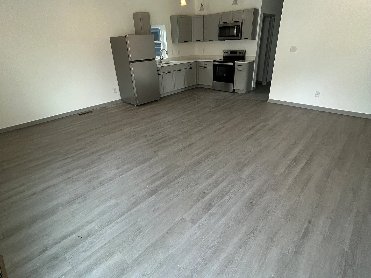 3 bed, $2,000 — Photo 2