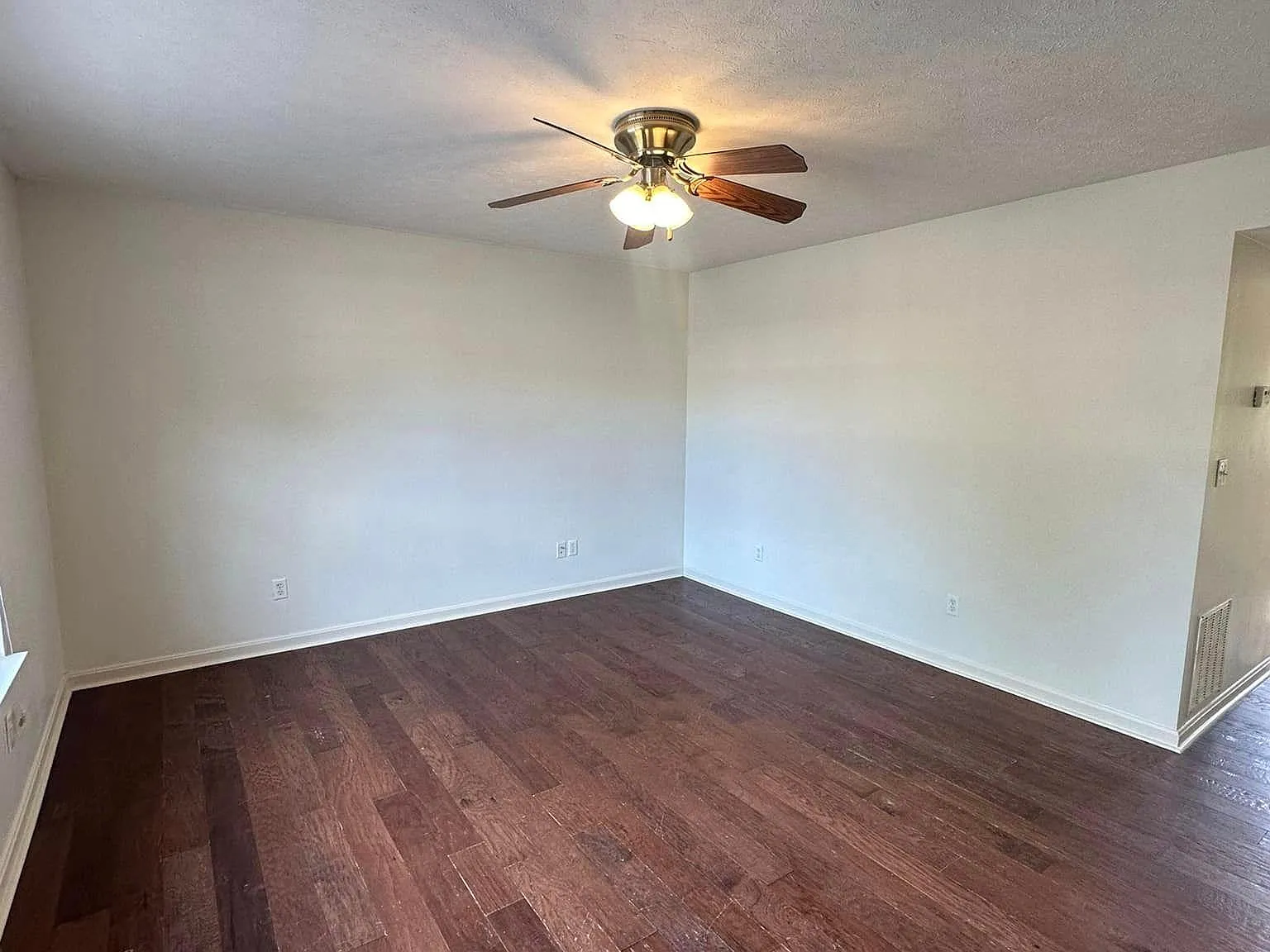 2 bed, 1.5 bath, 974 sqft, $1,162 — Photo 2