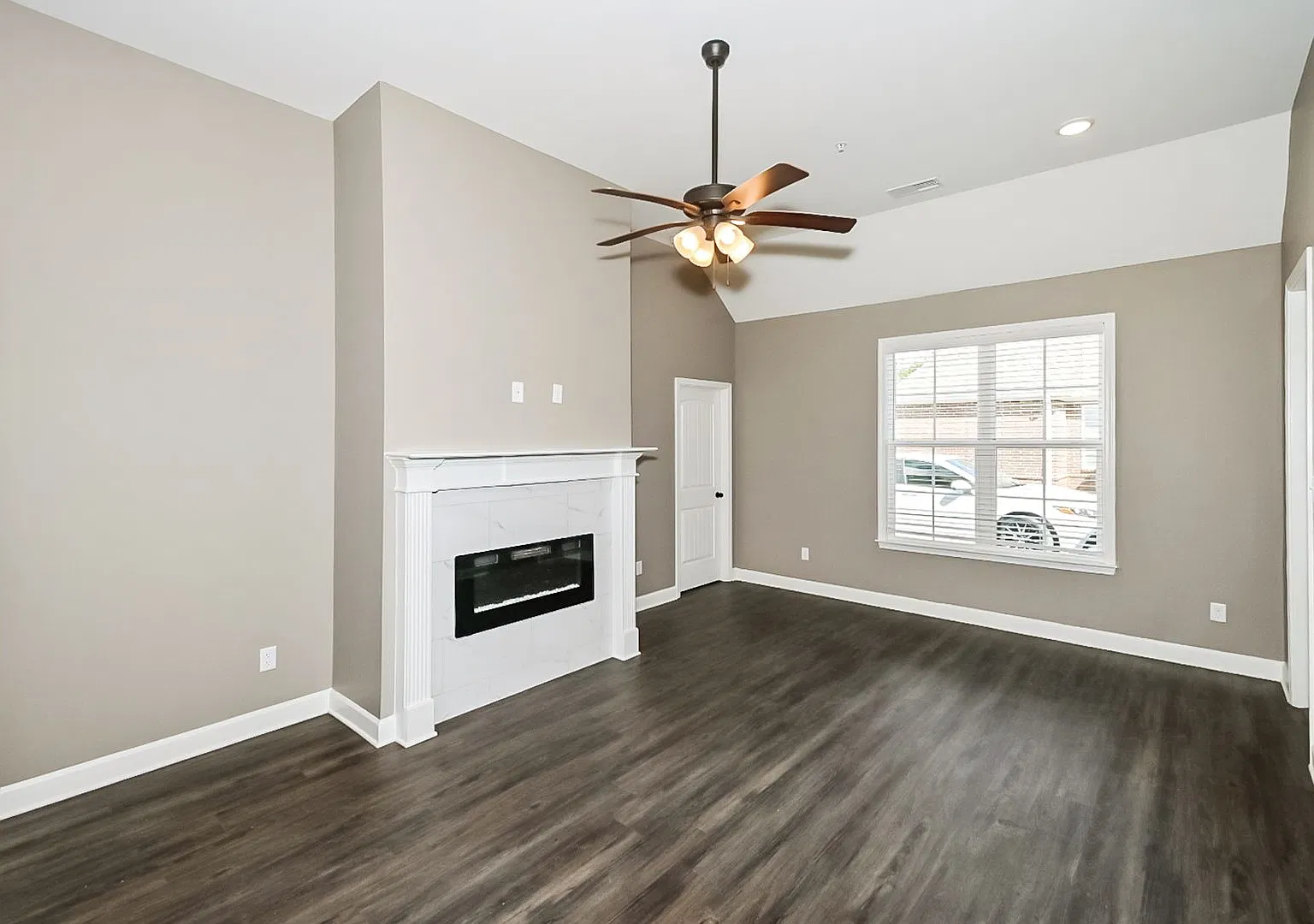 GlenCircle8886 — Photo 1