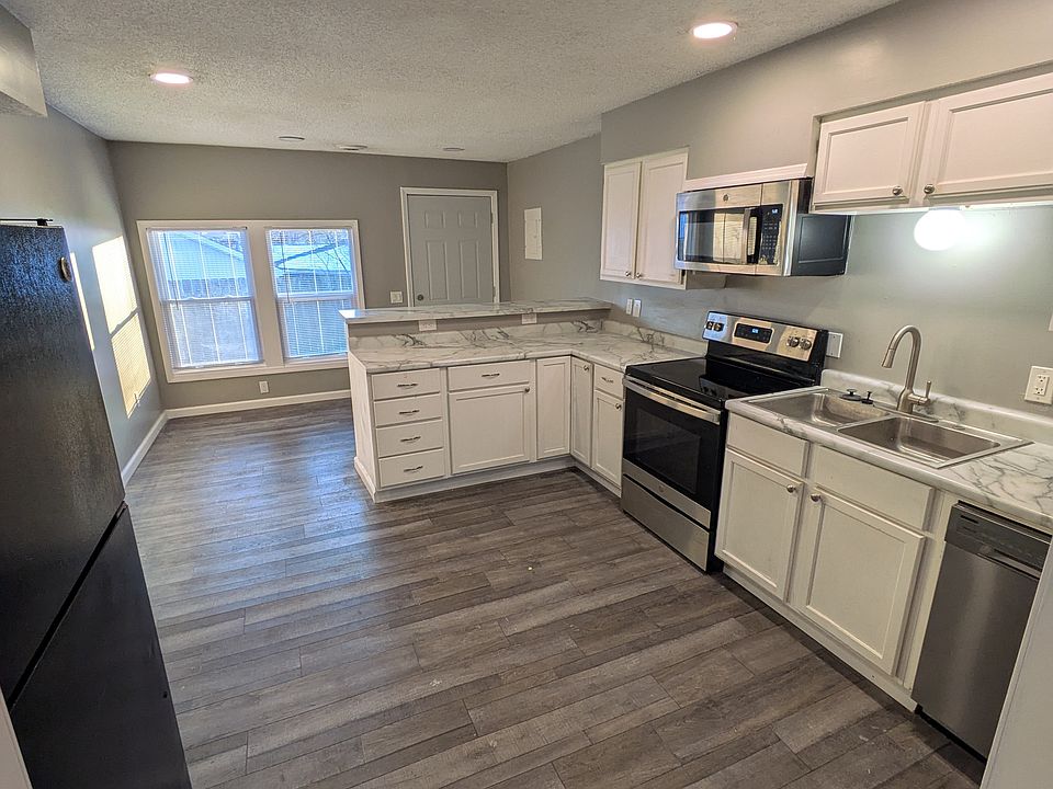 Kitchen w/ dishwasher, stove, microwave, fridge, eat-in penninsula