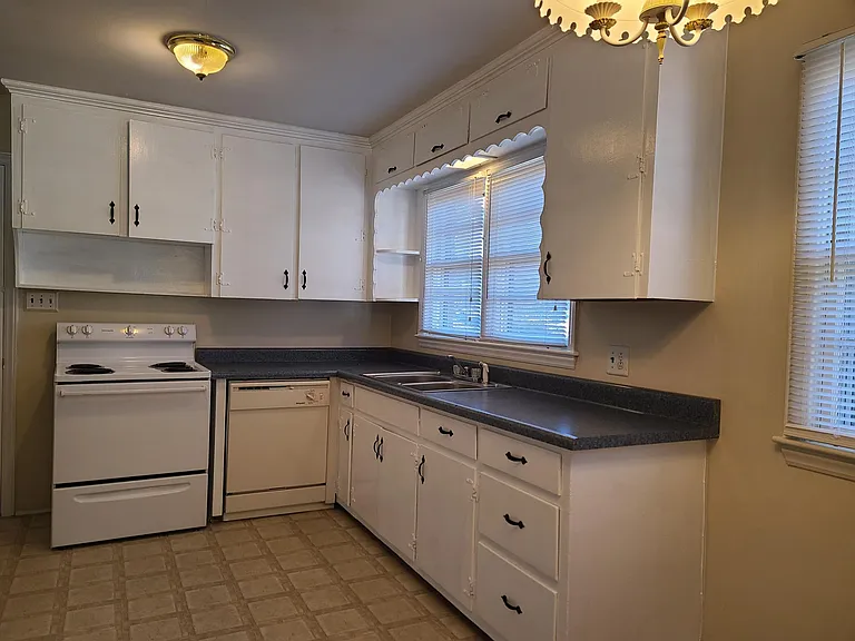 1806 S Hill Ave — Photo 6