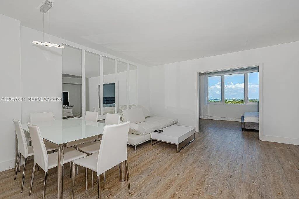 Roney Palace Condo — Photo 1