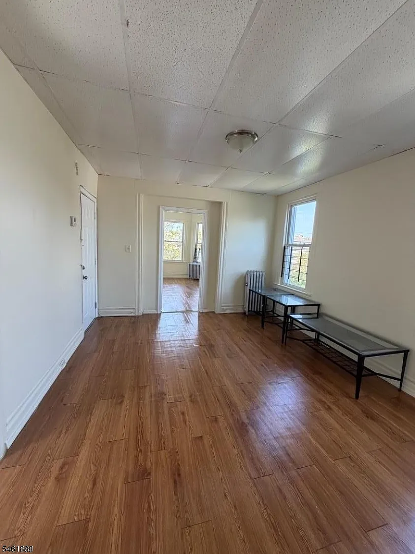 3 bed, 1.0 bath, 4906 sqft, $1,640 — Photo 2