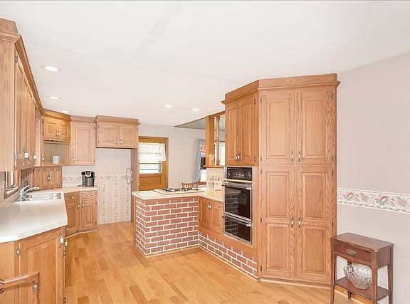 5th image of 145 W Elm St