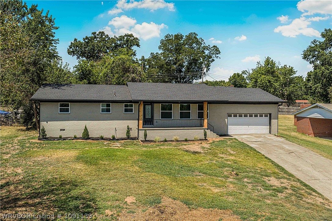 1205 N 11th St — Cedars Country Club