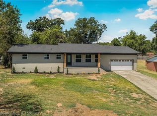 1205 N 11th St, Van Buren, AR 72956