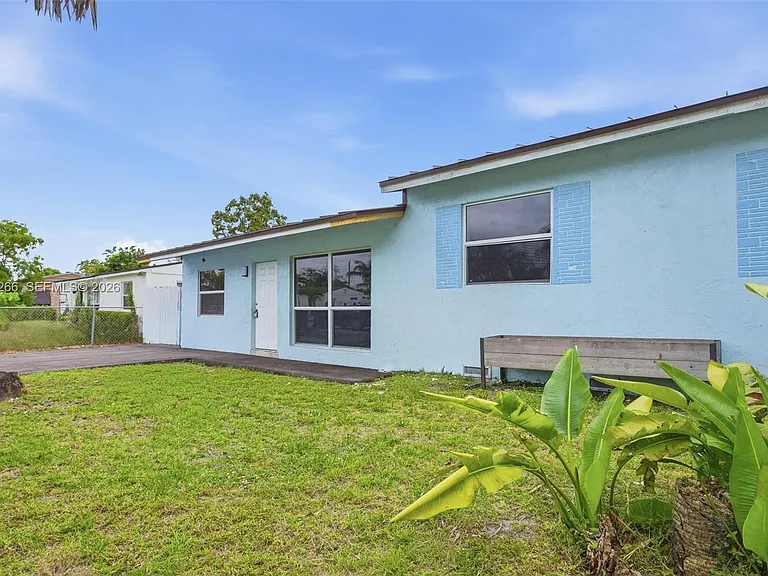 2280 SW 43rd Ave — Photo 3