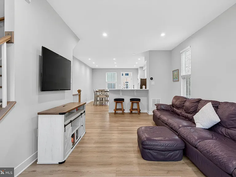 54 Sidney Ln — Photo 22