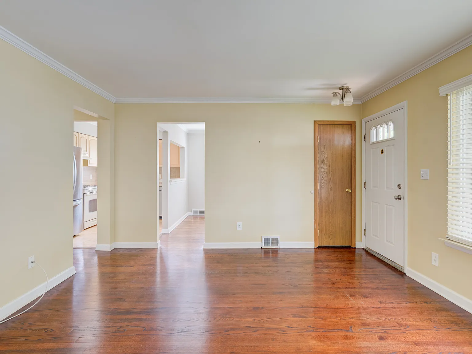 3 bed, 1.5 bath, 962 sqft, $1,900 — Photo 4