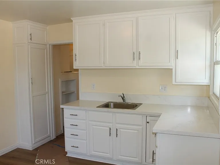 1613 W Victory Blvd — Photo 8