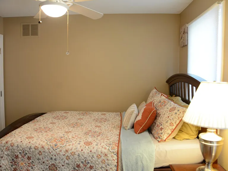 8811 Hawthorne Dr — Photo 18