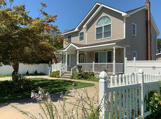 7 Seminole Dr, Bay Shore, NY 11706