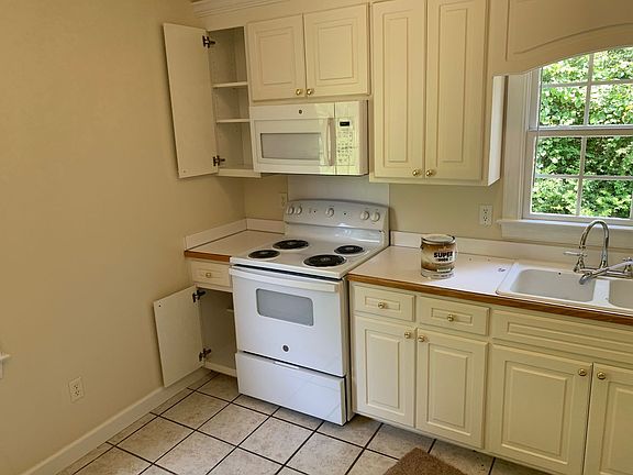 3rd image of 711 Scott Ct