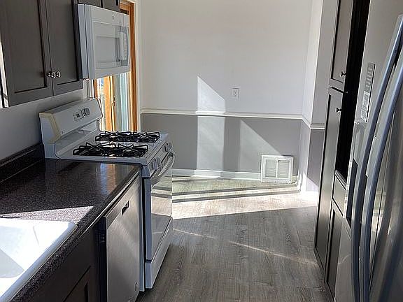 4th image of 1043 Lake Grove Ave SE