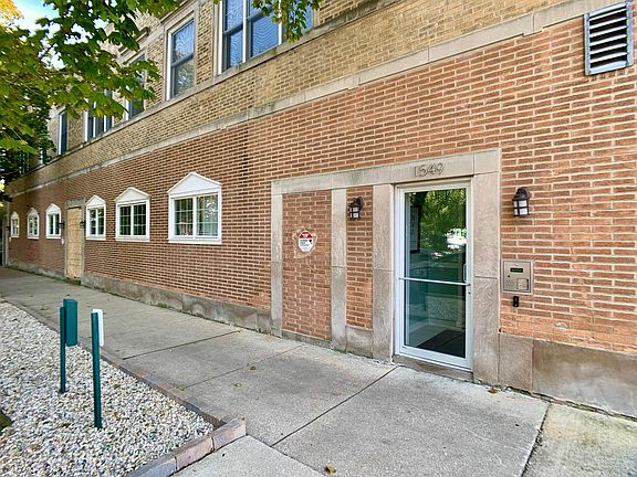 2nd image of 6125 N Clark St #203