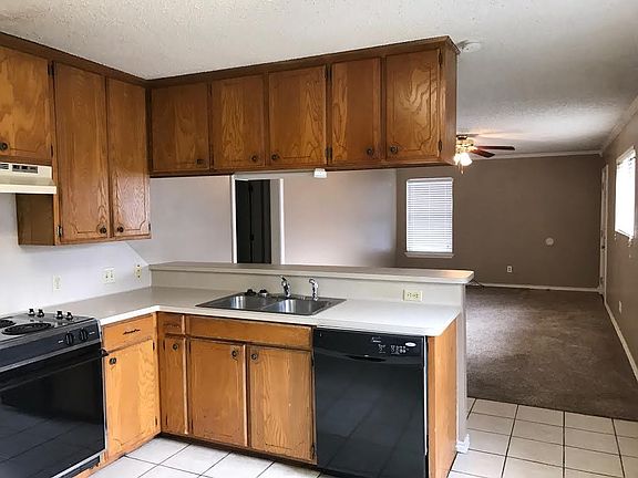3rd image of 112 Willow Creek Ct APT A