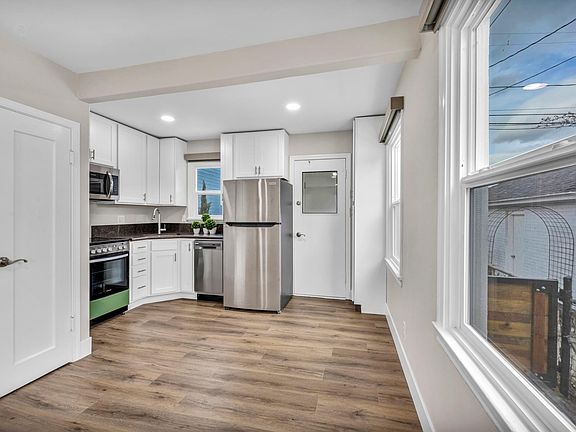 Kitchen / Dining Area