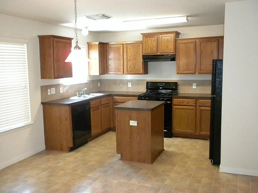 3 bed, 2.5 bath, 2005 sqft, $1,975 — Photo 3