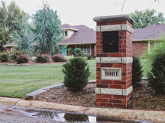 Beautiful Yard on all sides