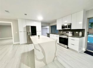 560 Ridgewood Ln, Plantation, FL 33317