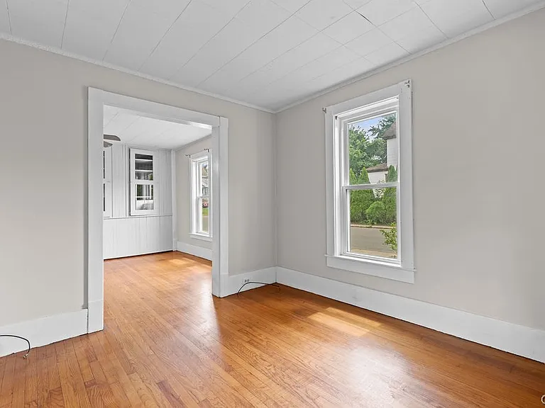 109 Center St — Photo 4