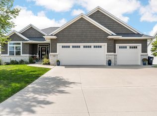 2930 Diamondback Rd, Hiawatha, IA 52233