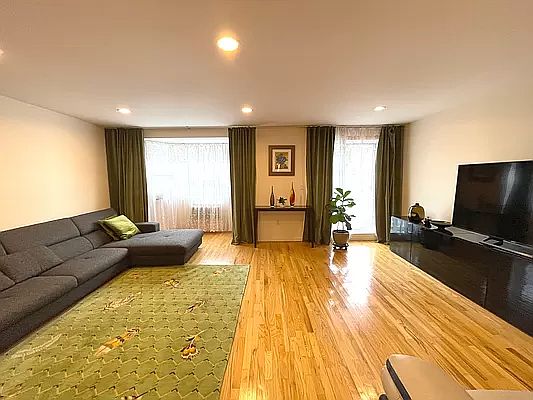 5th image of 24 Cove Ln #10B