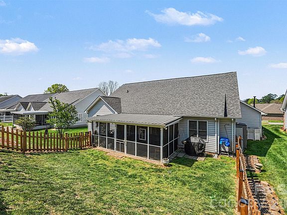 3rd image of 118 Hidden Creek Cir