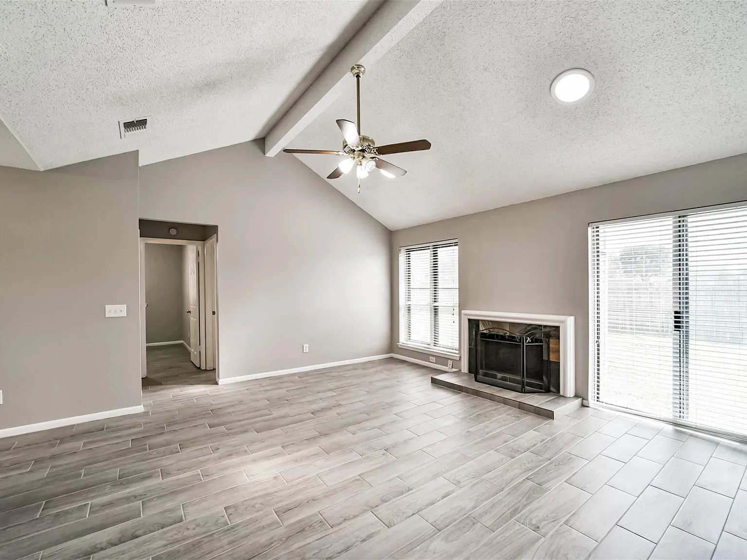 3 bed, 2.0 bath, 1295 sqft, $2,100 — Photo 4