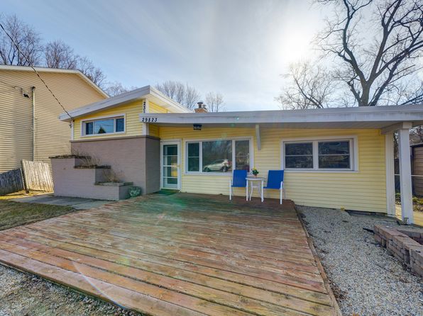 231 Bayshore Dr, Lake Bluff, IL 60044