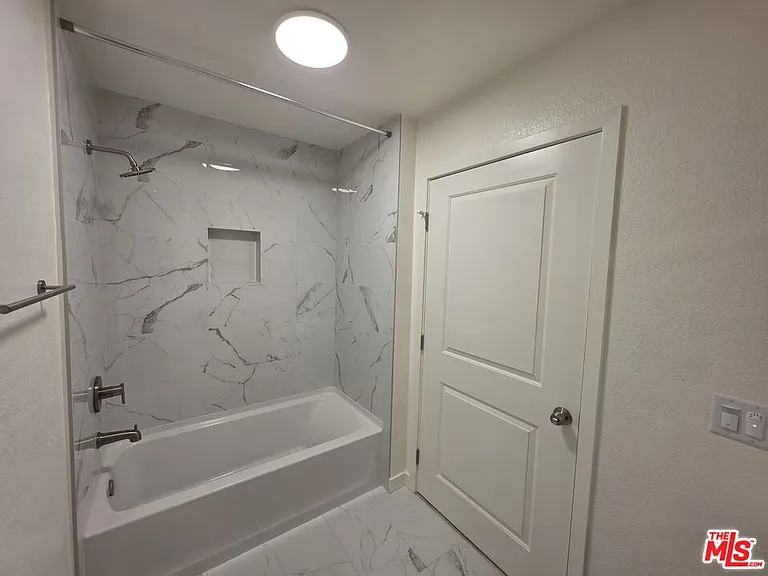 912 N Ridgewood Pl #2 — Photo 24