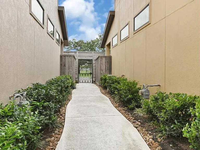 1531 Woodbend Park W — Photo 28
