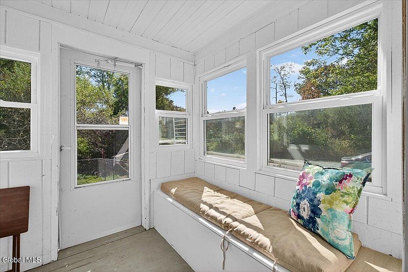 4th image of 156 Beech Street