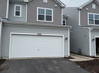 222 Kingsport Dr, South Elgin, IL 60177