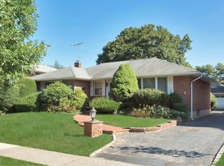 104 Seaman Rd, Jericho, NY 11753