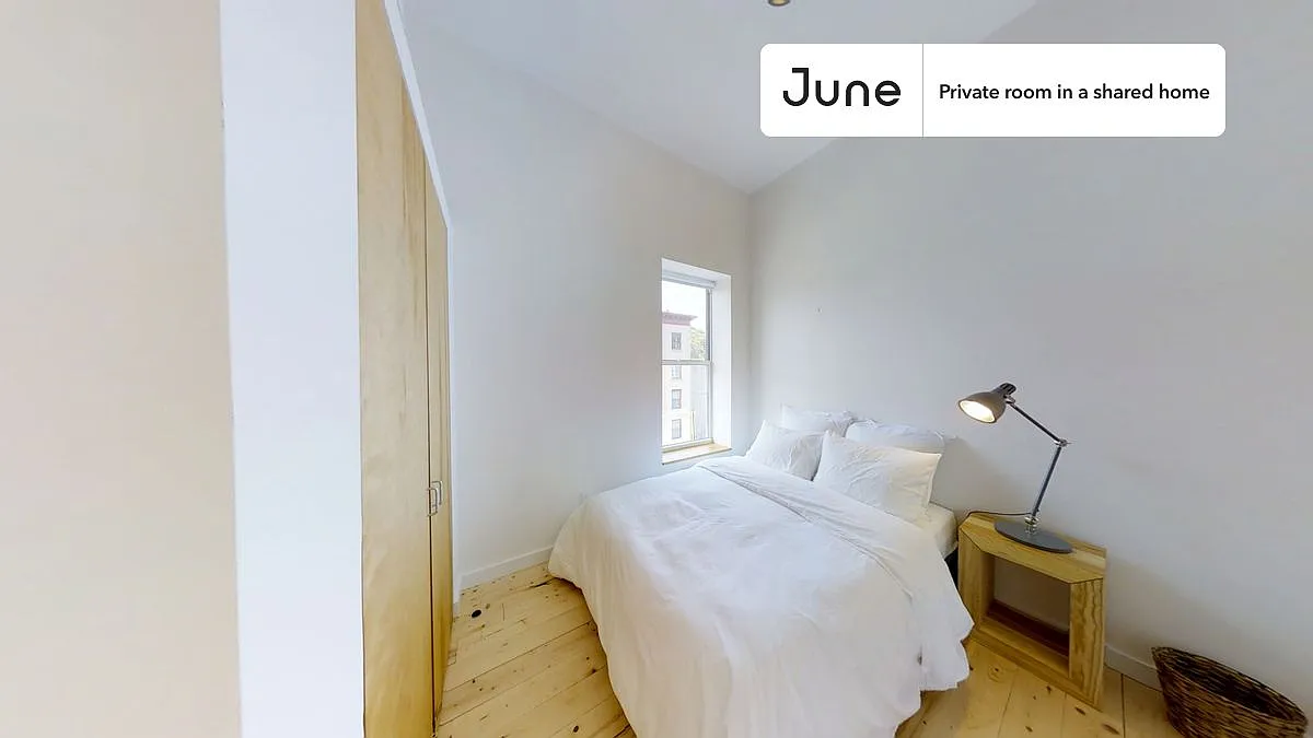 Queen bedroom in 5 bed/2 bath home in Prospect Lefferts Gardens #1842 C — Photo 1