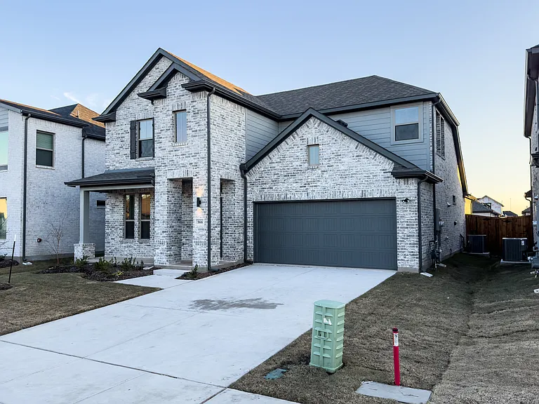 566 Silver Springs Ln — Photo 3