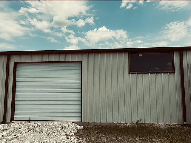 6549 S Interstate Highway 35 — Photo 2