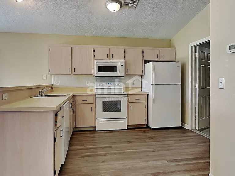 300 Miami Pl — Photo 3