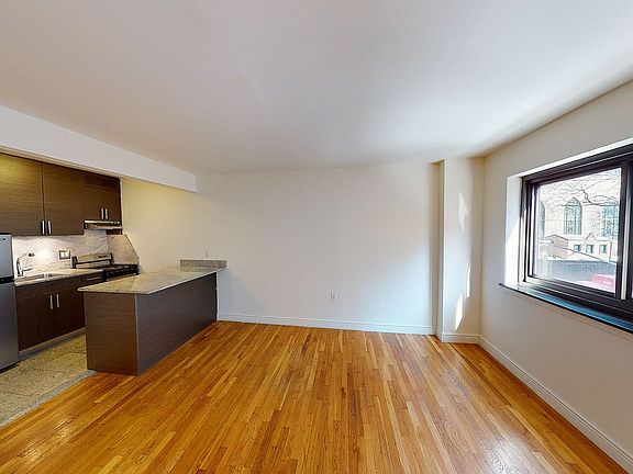 3rd image of 50 Prince St APT 5J