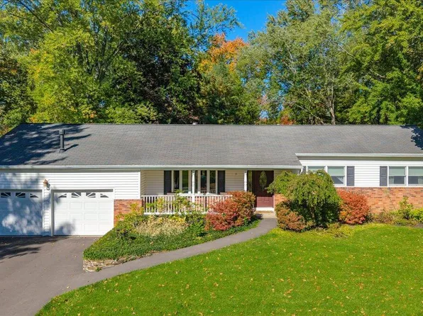 26 Valdepenas Lane, Clifton Park, NY 12065